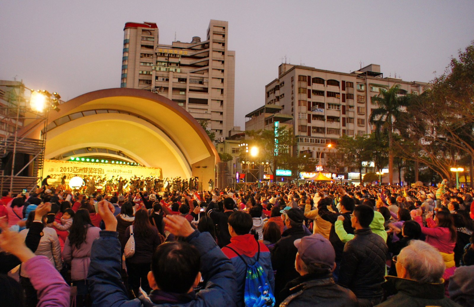 Garth Brooks in Central Park, New York (1997): Country Conquers the Big Apple (By Mk2010, CC BY-SA 3.0)