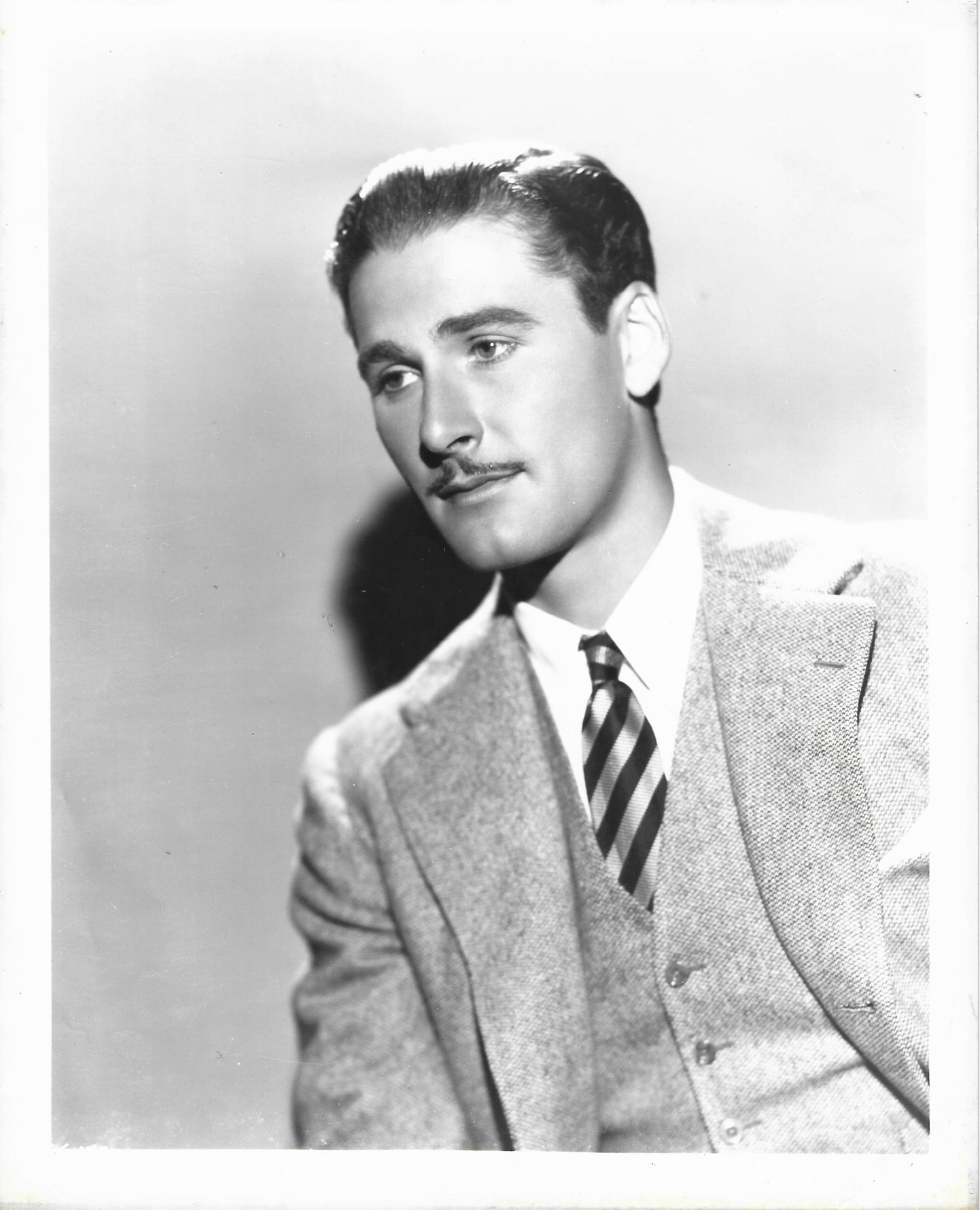 7. Errol Flynn's Statutory Rape Trial: Scandal That Somehow Spared a Career (Gabriel Dorneles Private Collection, CC BY-SA 4.0)