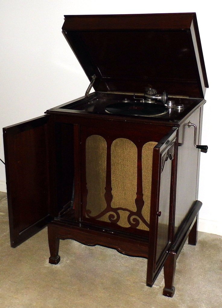 2. The Gramophone and Disc Records: Mass Production Meets Music (France1978, Flickr, CC BY 2.0)