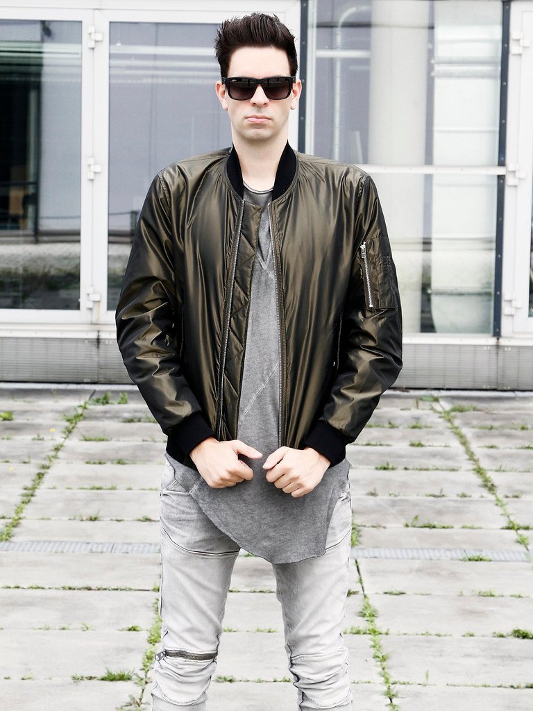The Bomber Jacket: From Aerial Warfare to Street Style (vanes_hud, Flickr, CC BY-SA 2.0)