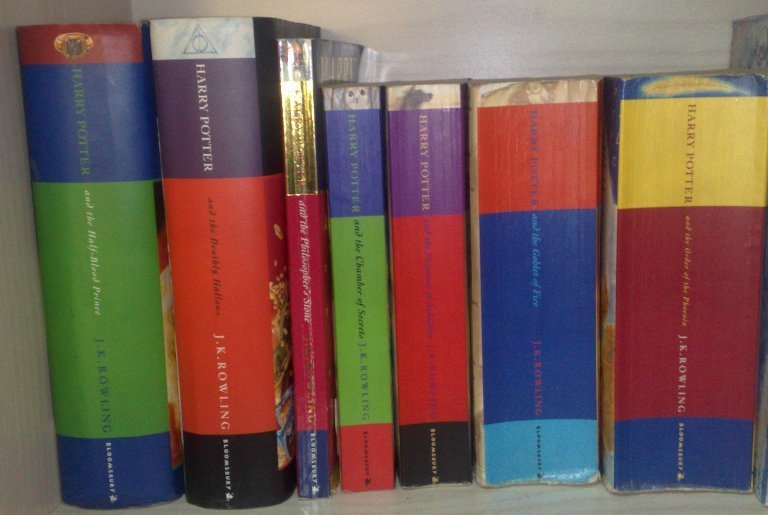 Harry Potter Series by J.K. Rowling (Transferred from en.wikipedia to Commons by Sreejithk2000 using CommonsHelper., CC BY-SA 3.0)