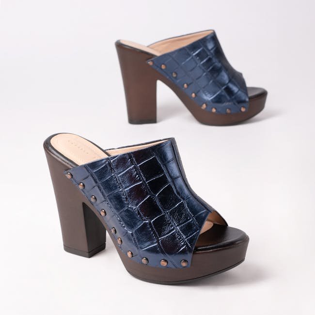 Platform Shoes (Image Credits: Pexels)