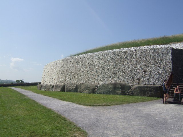 Newgrange (Geograph Britain and Ireland, CC BY-SA 2.0)