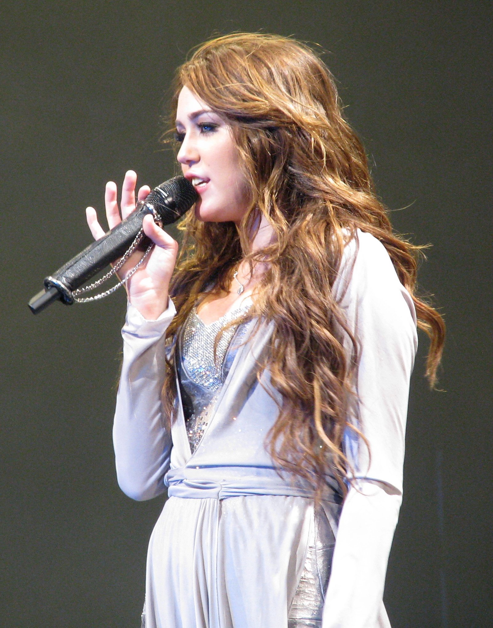 What Makes a Debut Break Through Instantly? (By Bottom_of_the_Ocean_Wonder_World_Performance.jpg: calmdownlove
derivative work: Chasewc91, CC BY 2.0)