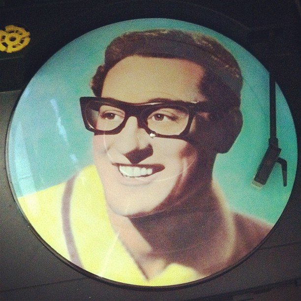 Buddy Holly (gina pina, Flickr, CC BY 2.0)