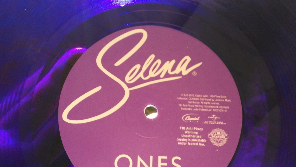 10 pop stars who passed away too soon.