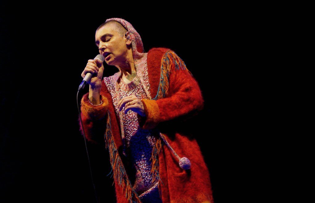 Sinéad O'Connor – "Nothing Compares 2 U" (1990) (Man Alive!, Flickr, CC BY 2.0)