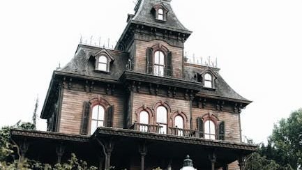 10 Creepy Places in The USA Said To Be Haunted.