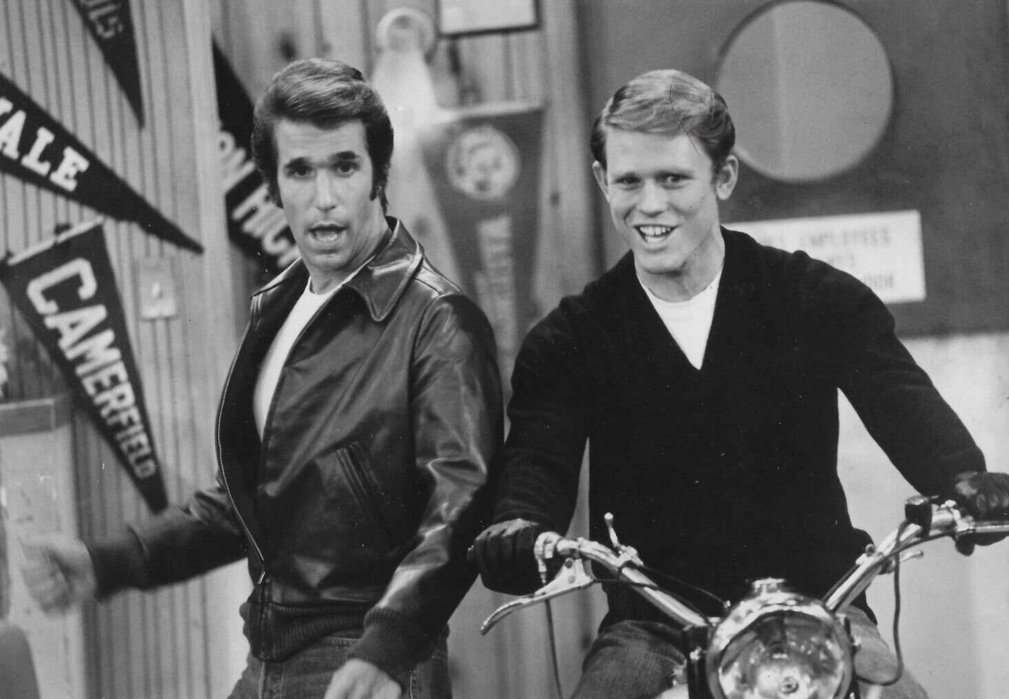 Happy Days (1974–1984) (ebay: https://www.ebay.com/itm/375353307524 Archive: https://archive.ph/hckxbeBay item
photo front
photo back

Transferred from en.wikipedia by SreeBot, Public domain)