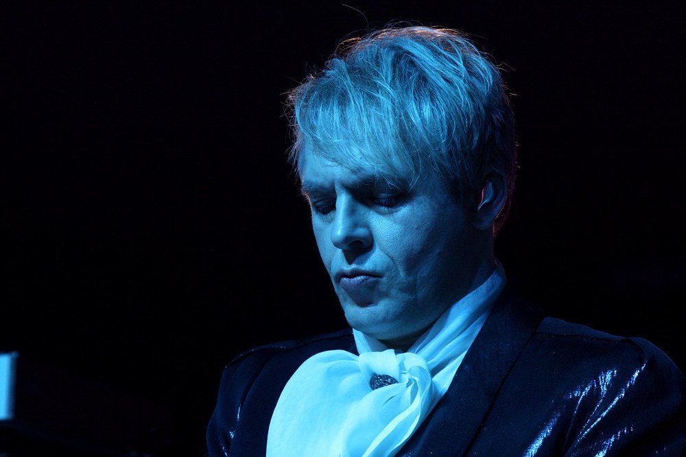 Duran Duran's "Rio" - America Dressed as a Woman (Eva Rinaldi Celebrity Photographer, Flickr, CC BY-SA 2.0)