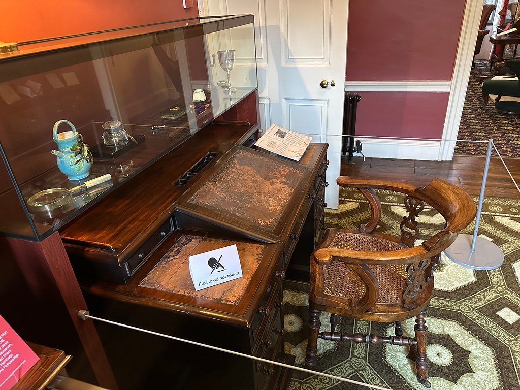 Charles Dickens: Compass in the Bedroom, Talismans on the Desk (Matt From London, Flickr, CC BY 2.0)