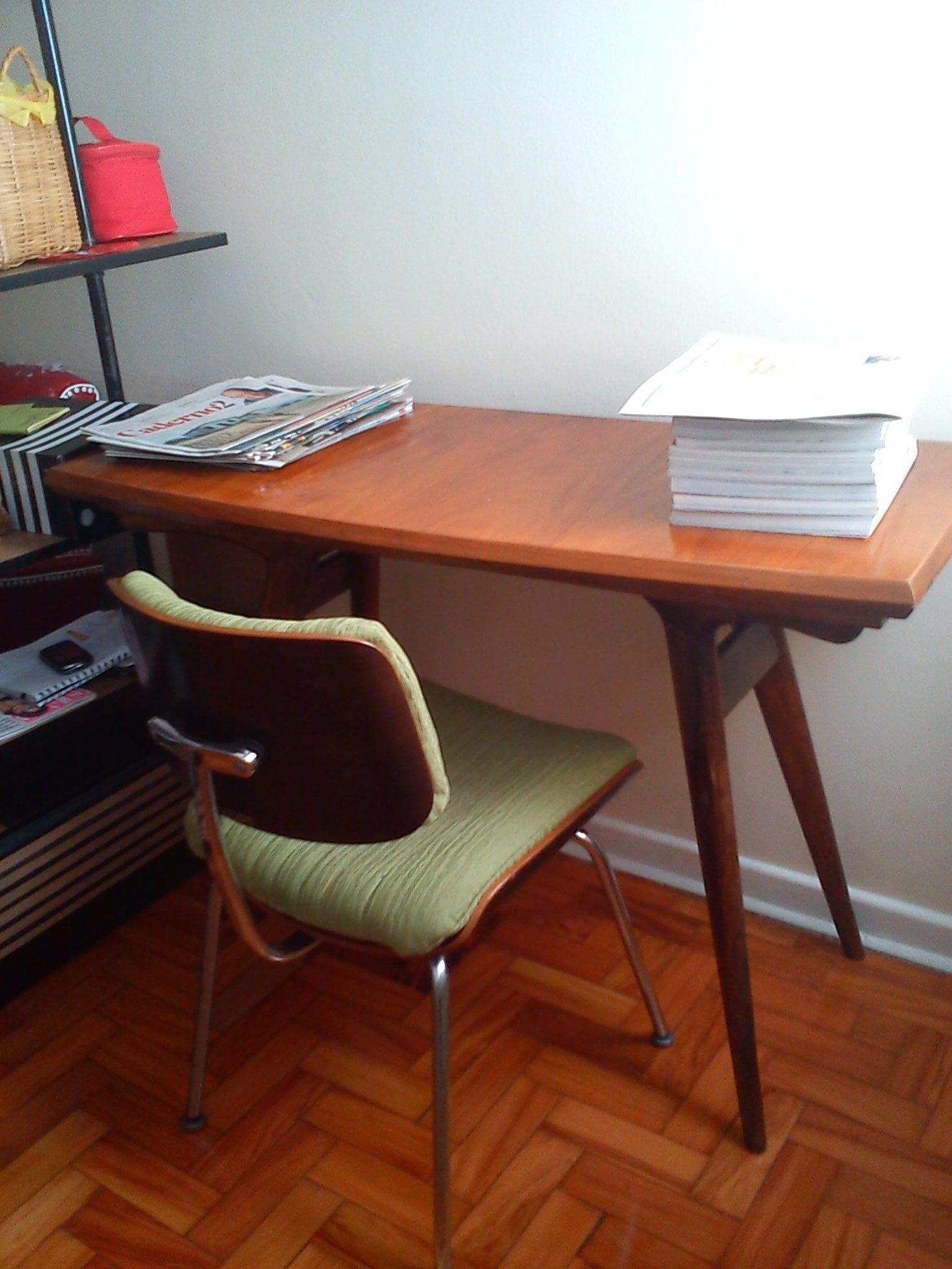 John and Sylvia Reid: Britain's Accessible Modernists (Mesa e cadeira com estofado verde, CC BY-SA 2.0)