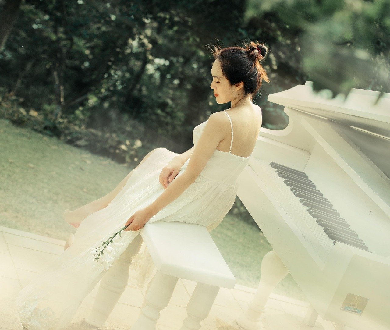 Slip Dresses as Daywear (Image Credits: Pixabay)