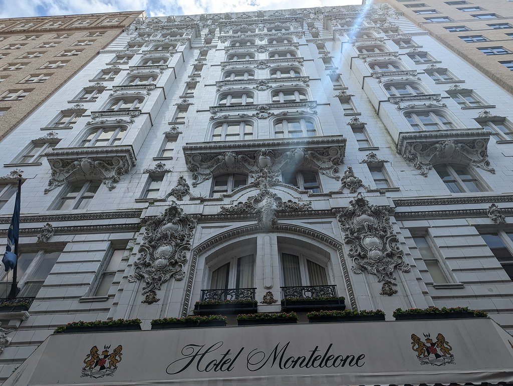 Hotel Monteleone, New Orleans, Louisiana (https://linktr.ee/carnaval.com, Flickr, CC BY 2.0)