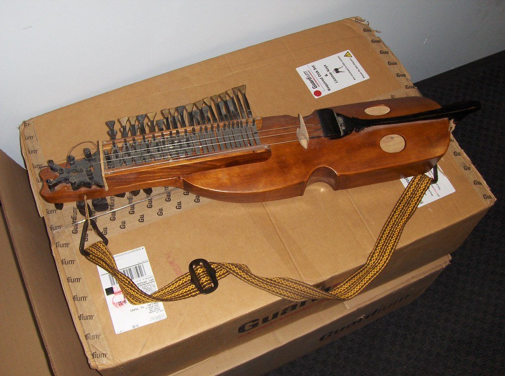 Nyckelharpa (Allen Garvin, Flickr, CC BY 2.0)