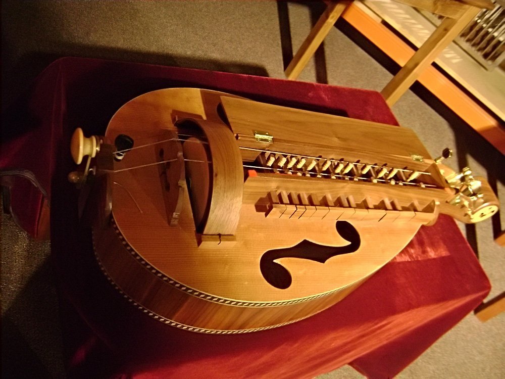 Hurdy-Gurdy (Flickr: Hurdy Gurdy demo model, CC BY 2.0)