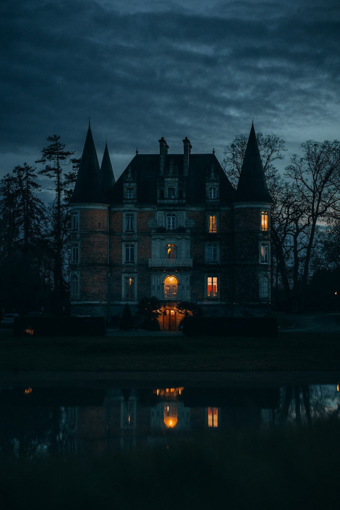 Rebecca by Daphne du Maurier (Image Credits: Unsplash)