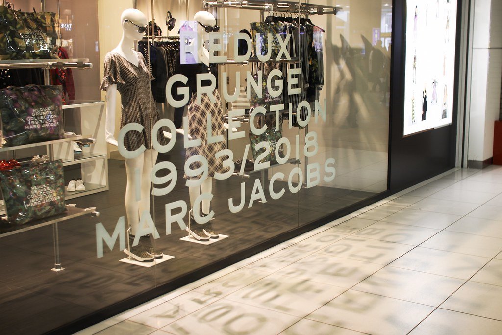 Marc Jacobs Brings Grunge to Perry Ellis (1993) (MIKI Yoshihito. (#mikiyoshihito), Flickr, CC BY 2.0)