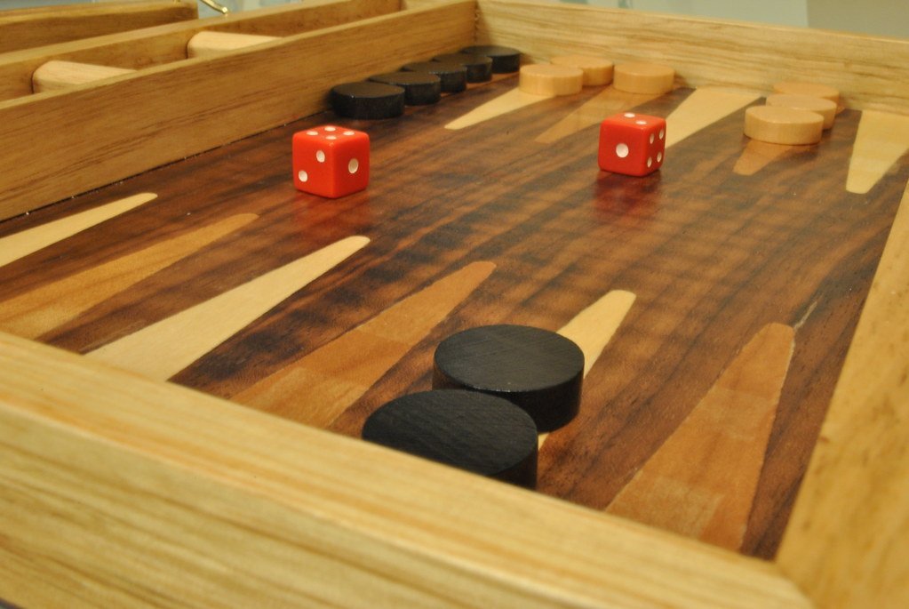 Backgammon (Fuzzyol, Flickr, CC BY-SA 2.0)