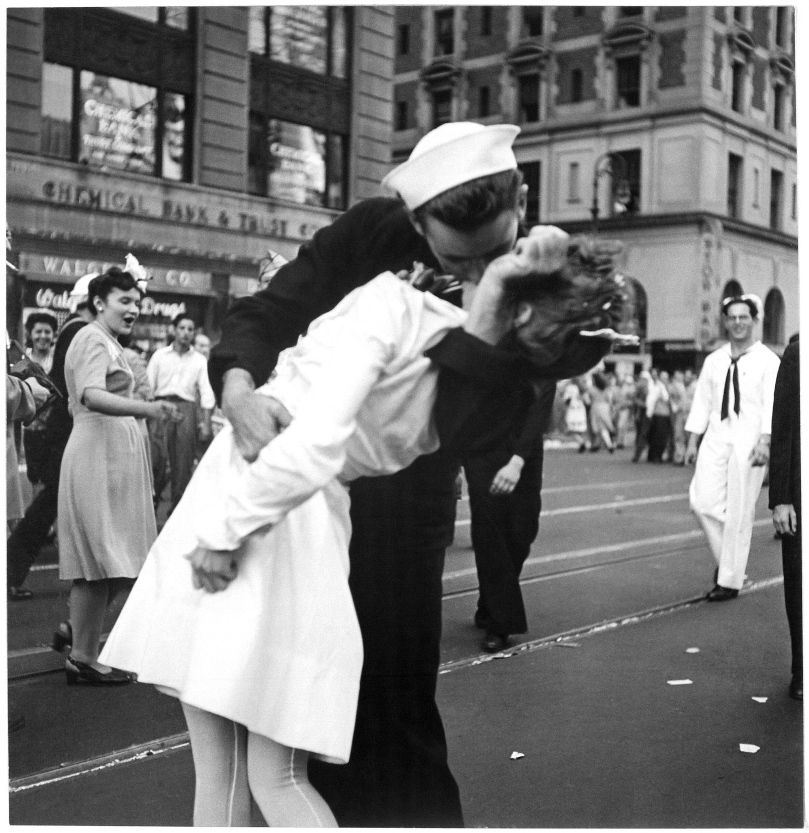 V-J Day in Times Square (US archives, Public domain)