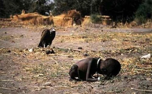 Starving Child and Vulture (e-strategyblog.com, Flickr, CC BY 2.0)