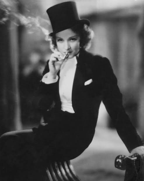 Marlene Dietrich's Tuxedo Suit in 1930 (Estrellas, Public domain)