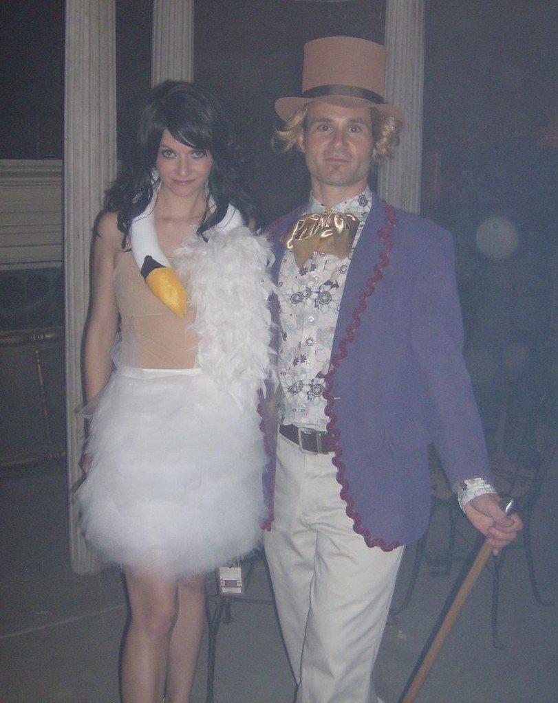 Björk's Swan Dress at the 2001 Oscars (throw her in the water, Flickr, CC BY 2.0)