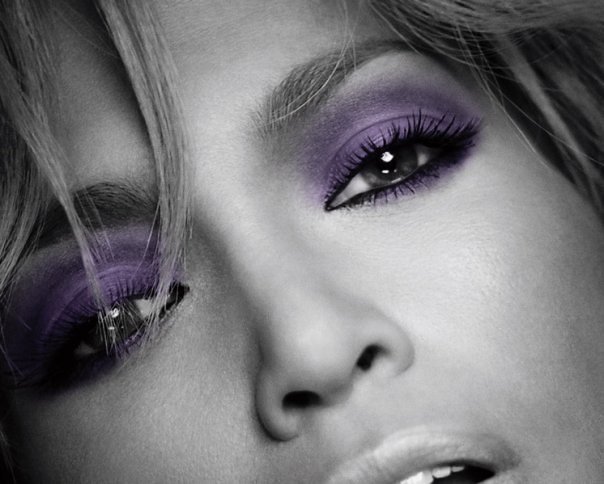 Jennifer Lopez's Versace Dress at the 2000 Grammys (MusicCelebrity, Flickr, CC BY 2.0)