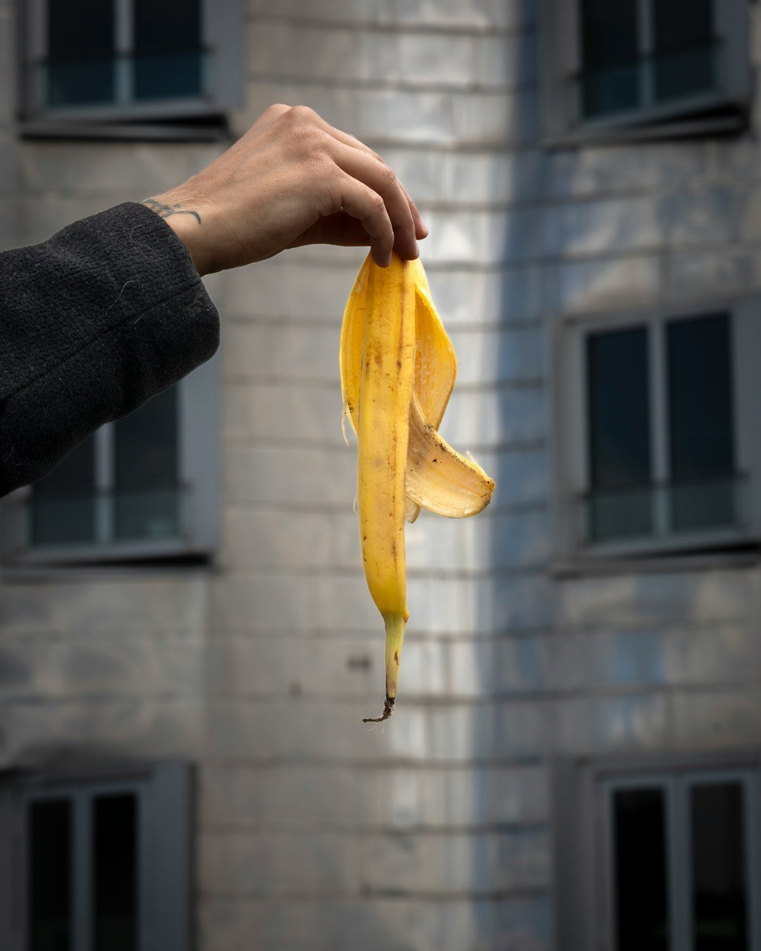 2. Burying Banana Peels as Fertilizer (Image Credits: Unsplash)