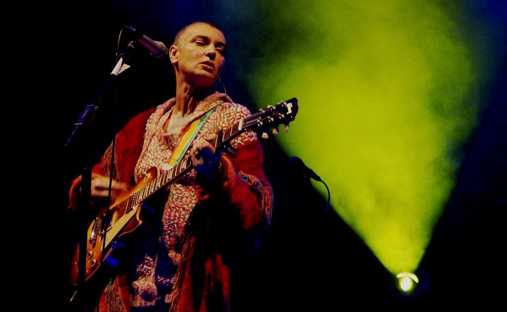 Sinéad O’Connor’s “Nothing Compares 2 U” (1990) (Man Alive!, Flickr, CC BY 2.0)