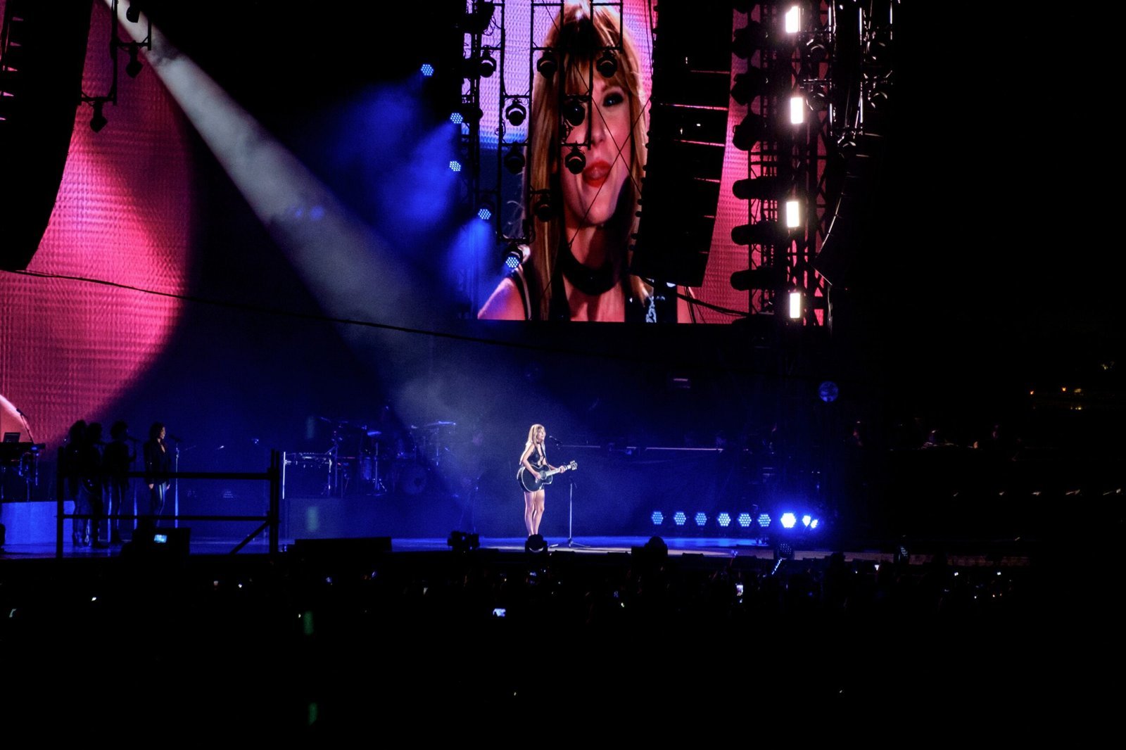 Blank Space by Taylor Swift (2014) (By https://www.flickr.com/photos/el_ave, CC BY 2.0)