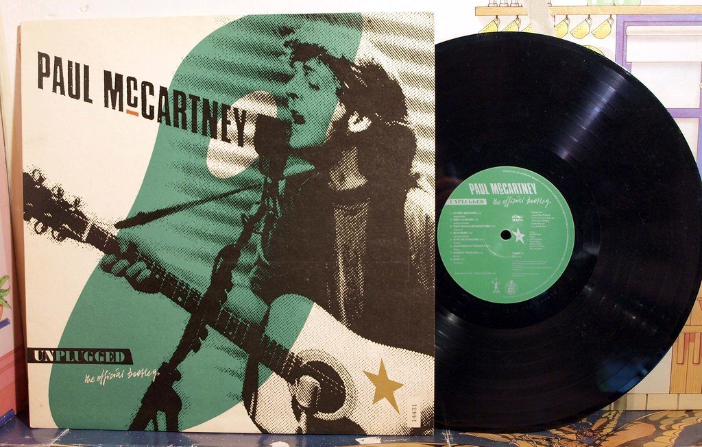 "Ebony and Ivory" by Paul McCartney and Stevie Wonder (1982) (badgreeb RECORDS - art -photos, Flickr, CC BY-SA 2.0)