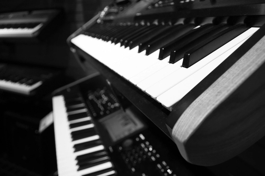 Synthesizer (Image Credits: Rawpixel)