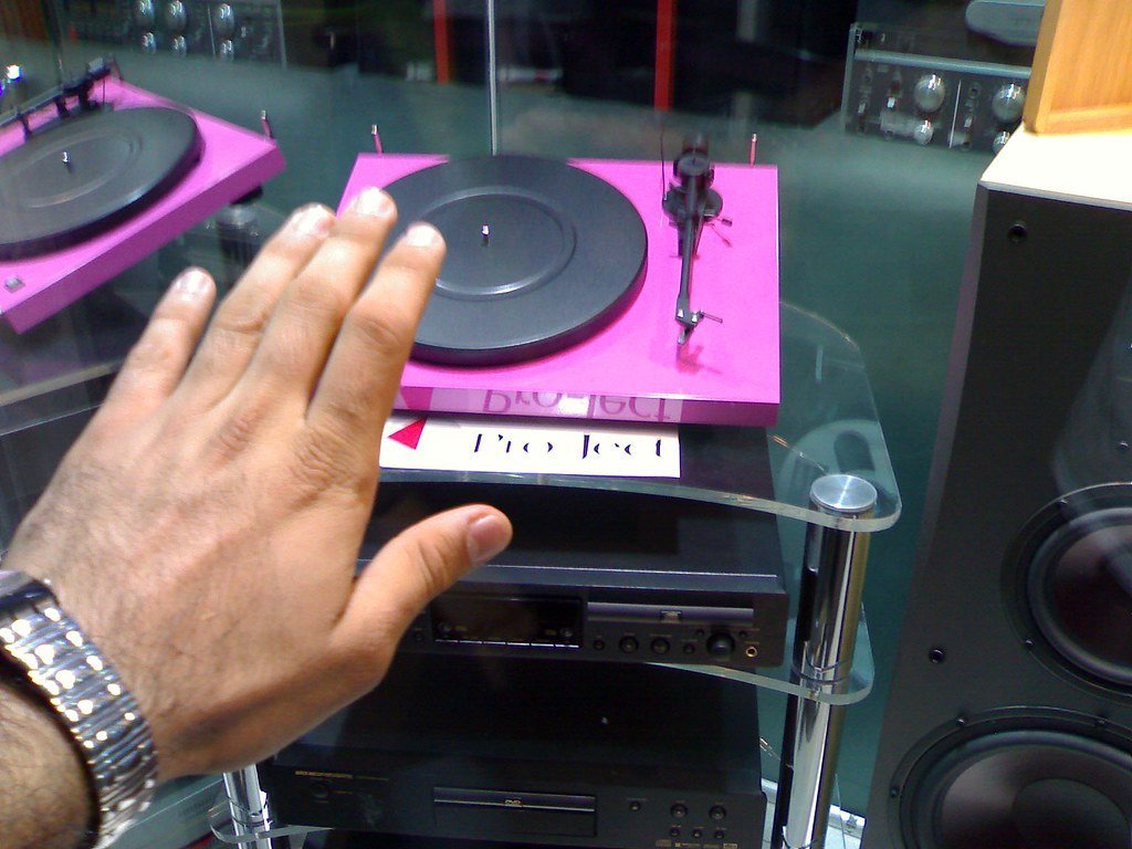 Turntable (maHidoodi, Flickr, CC BY 2.0)