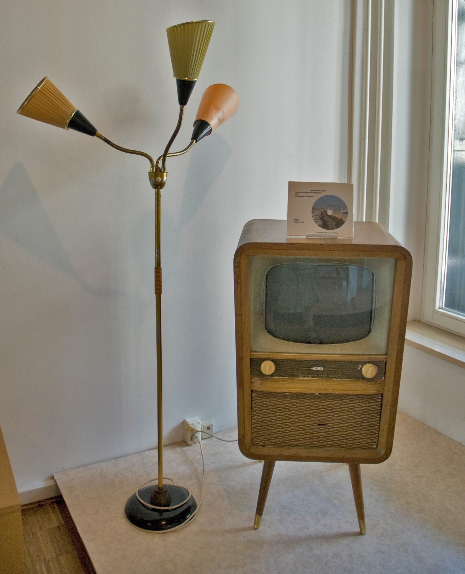 Westinghouse Studio One (1950 - 60 Television and lamp, CC BY 2.0)