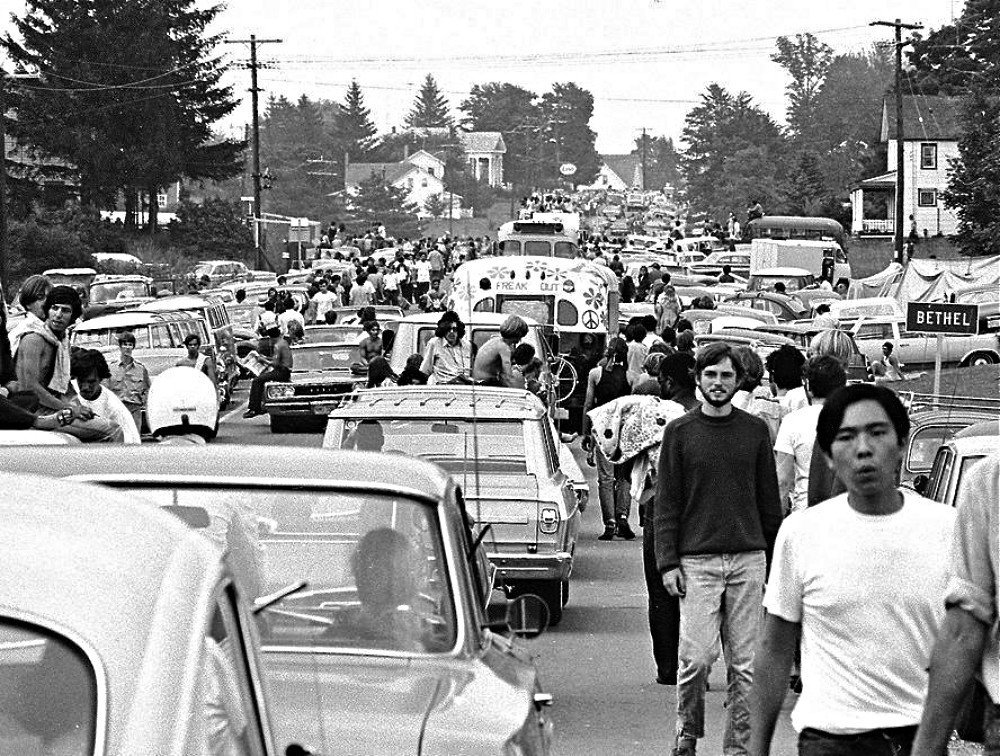 The Flower-Sharing Traffic Jam (Image Credits: Flickr)
