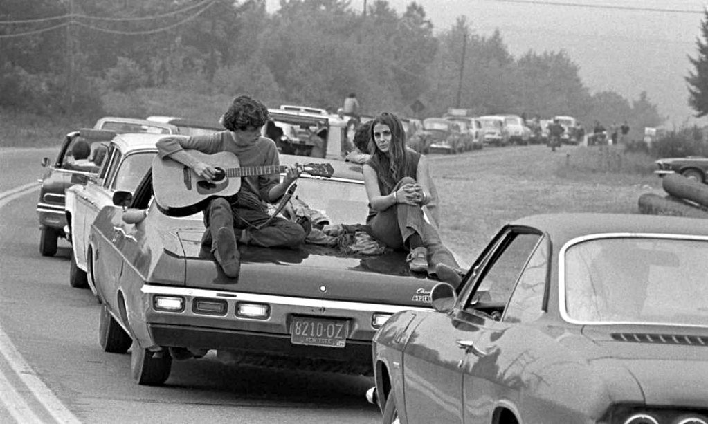 Riding on a Car Headlight (Image Credits: Flickr)