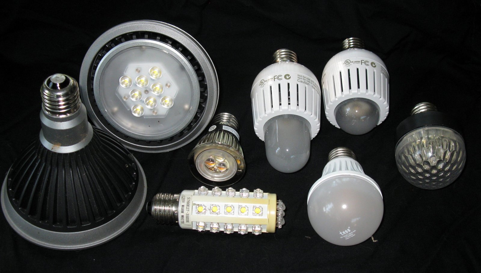 Visible LEDs: Nick Holonyak in 1962 (Transferred from en.wikipedia to Commons by Liftarn using CommonsHelper., CC BY 3.0)