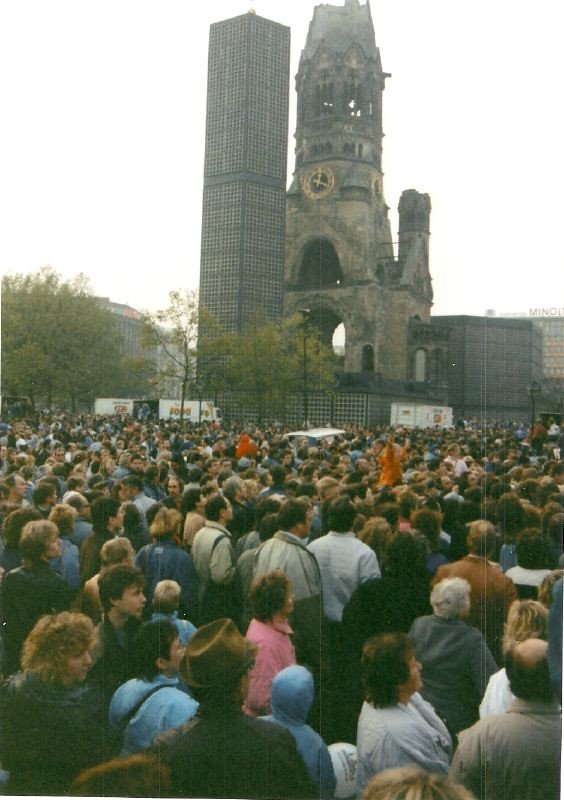 The Fall of the Berlin Wall (1989) (gavinandrewstewart, Flickr, CC BY 2.0)