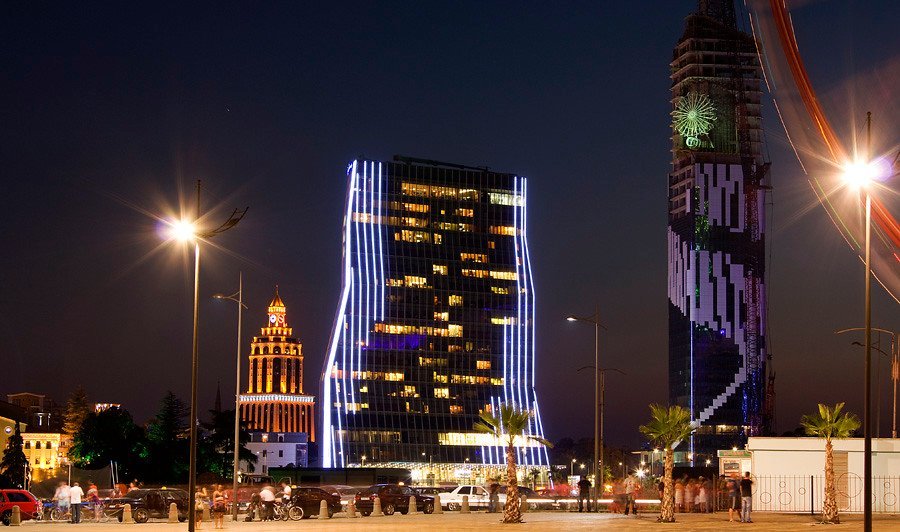 9. Stay Just Outside the Tourist Zone and Save 40% (vampa_, Flickr, CC BY-SA 2.0)