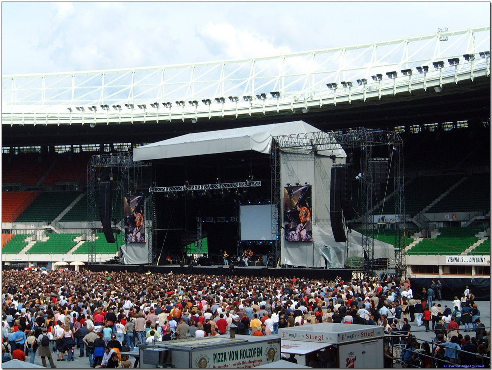 Elton John - Goodbye Yellow Brick Road: Jamaica Jerk-Off (2004 06 13 Elton John Konzert Wien 011, CC BY-SA 2.0)