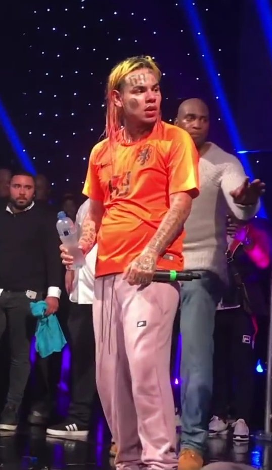 6ix9ine (6ix9ine saves a fan of aggressive security & Willam Asher throws 6ix9ine's shoe into the audience, CC BY 3.0)