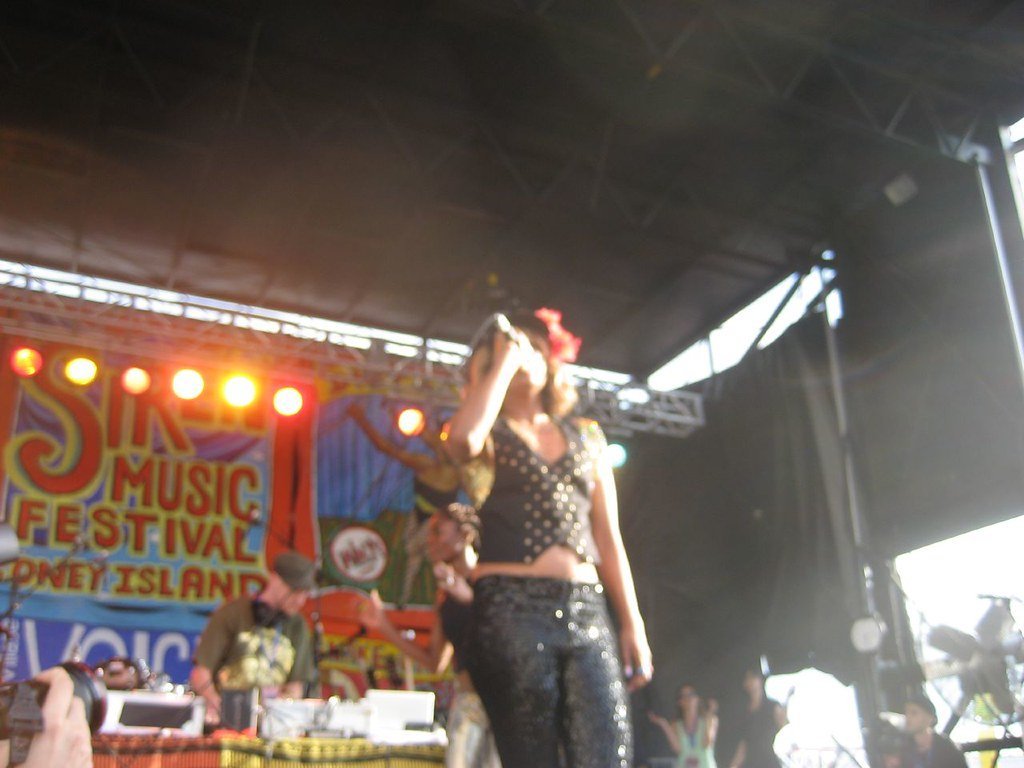 M.I.A. at Coachella, 2008 (j.appleseed, Flickr, CC BY-SA 2.0)