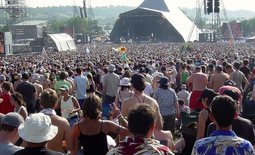 Oasis at Glastonbury, 1994 (Matt Murf, Flickr, CC BY 2.0)