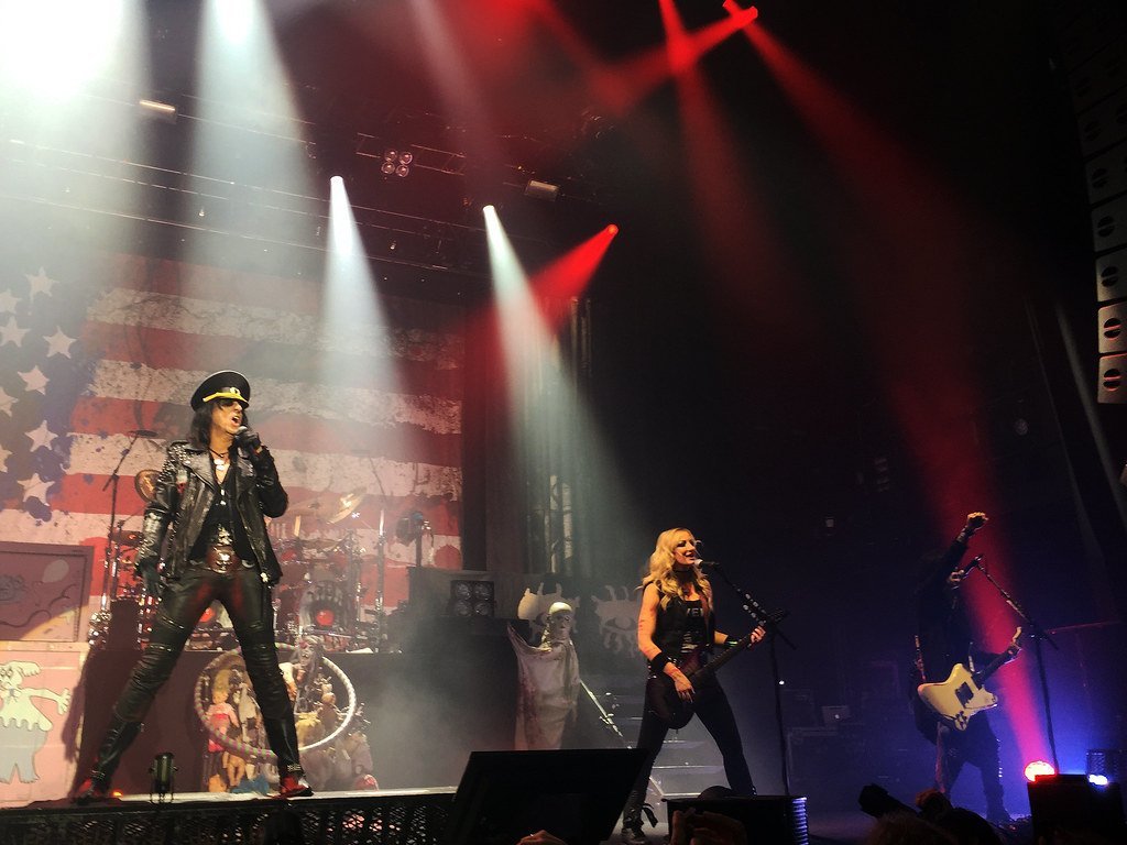 Alice Cooper and the Live Chicken Decapitation (Mihnea Stanciu, Flickr, CC BY 2.0)