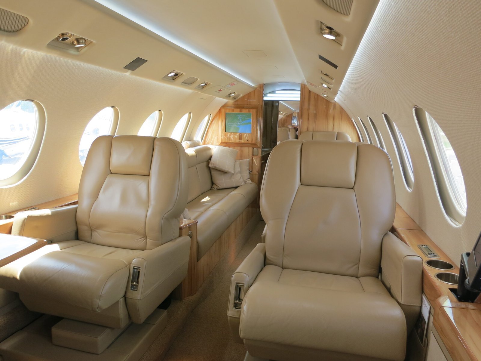 A Private Jet Named the Starship Became Their Tour Home (By JetRequest.com, CC BY-SA 3.0)