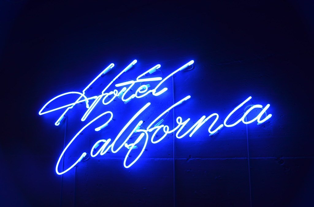 Hotel California (Giulio Gigante, Flickr, CC BY-SA 2.0)