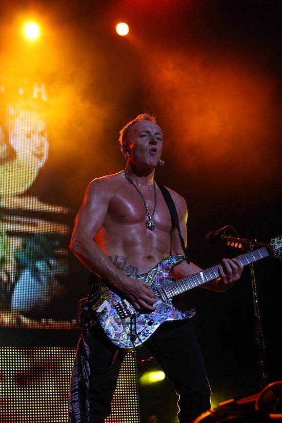 Pour Some Sugar on Me by Def Leppard (1987) (Eva Rinaldi Celebrity Photographer, Flickr, CC BY-SA 2.0)