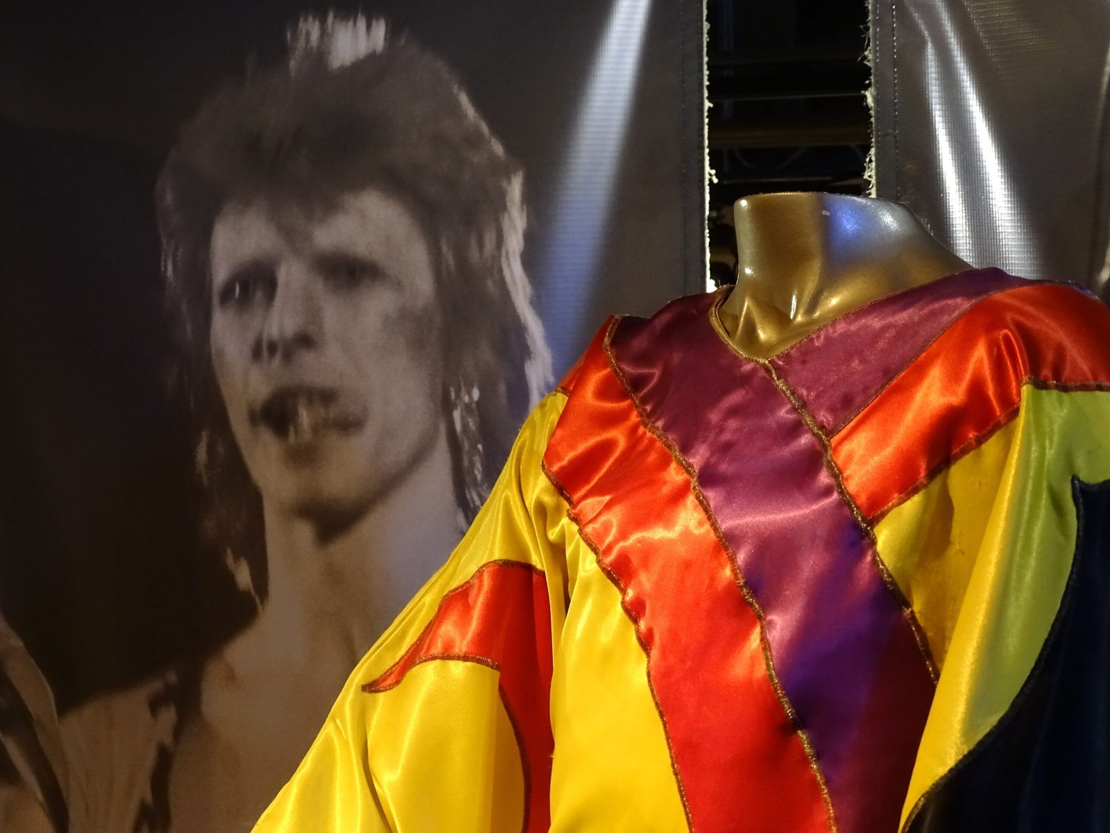 Under Pressure (reprise on collaboration) (David Bowie - Ziggy Stardust Tour Outfit 1972 - Rock & Roll Hall of Fame and Museum - Cleveland - Ohio - USA, CC BY-SA 2.0)