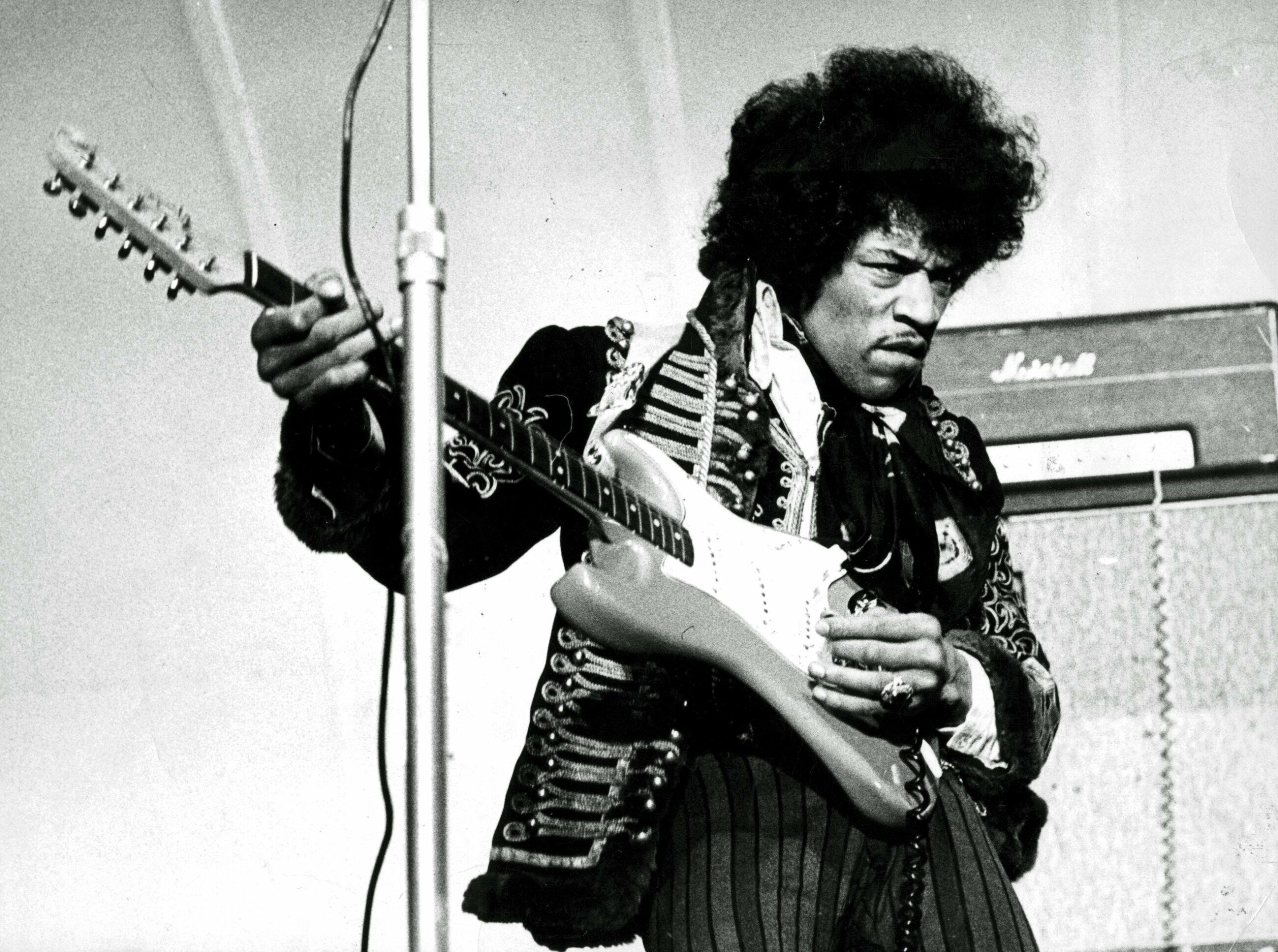 Jimi Hendrix’s Psychedelic Prints in 1967 (e24.se, attributed to Scanpixtrelleborgsallehanda.se, Public domain)